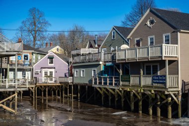 KENNEBUNKPORT ME - 18 Mart 2019: Aine, ABD 'nin güneyindeki Kennebunkport' un küçük limanının güzel manzarası