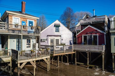 KENNEBUNKPORT ME - 18 Mart 2019: Aine, ABD 'nin güneyindeki Kennebunkport' un küçük limanının güzel manzarası