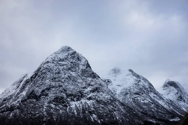 Schneebedeckter Westnorwegischer Gipfel — Stockfoto