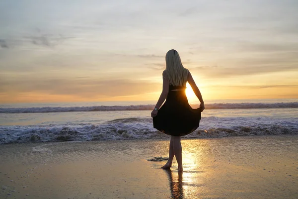 Santa Monica sahilinde Girla