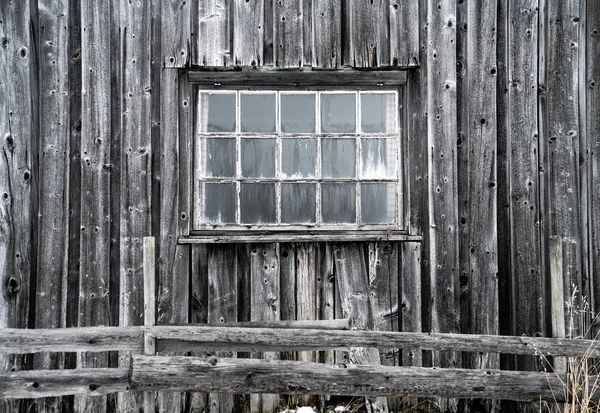 雪中废弃的老木屋 — 图库照片