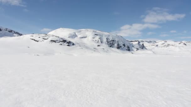 Drone Voando Sobre Lago Coberto Neve Noruega — Vídeo de Stock