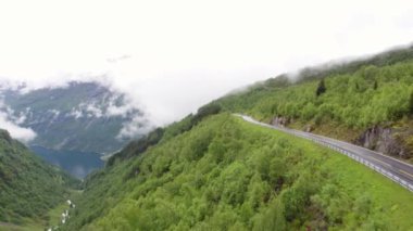 Norveç Fiyordu Geiranger Batı sahilinde