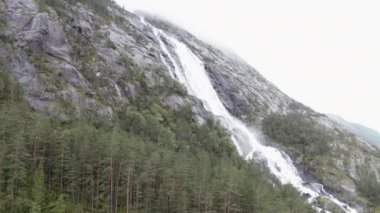 Norveç'te Langfoss şelale