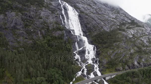 Norveç Langfoss Şelale — Stok video