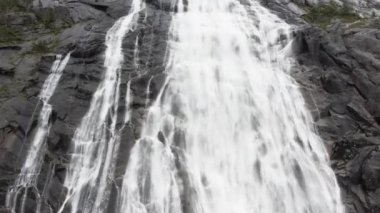 Norveç'te Langfoss şelale
