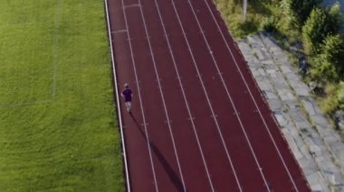 Adam çalıştıran bir alan üzerinde