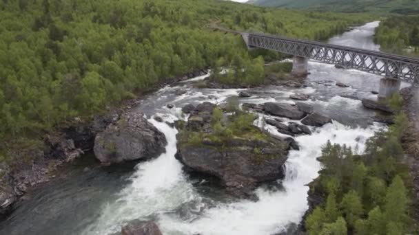 中間ノルウェーの滝 — ストック動画