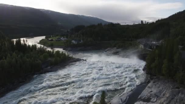 Кадри Водоспаду Середині Норвегії — стокове відео