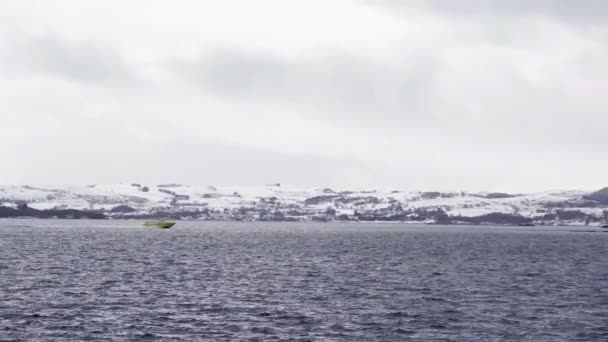 Βάρκα Στη Θάλασσα Κατά Διάρκεια Του Χειμώνα Στη Νορβηγία — Αρχείο Βίντεο
