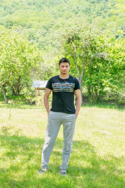 Doğa üzerinde oturan bir genç Köyü çocuk