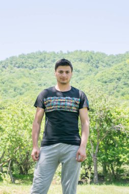 Doğa üzerinde oturan bir genç Köyü çocuk