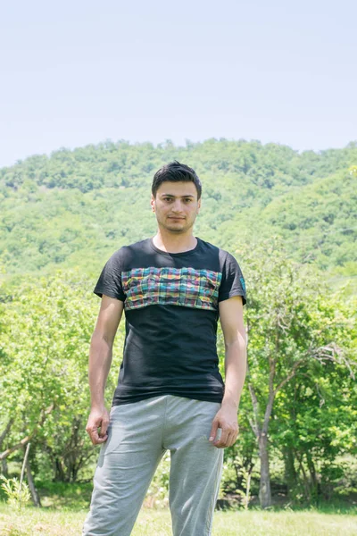 Doğa üzerinde oturan bir genç Köyü çocuk