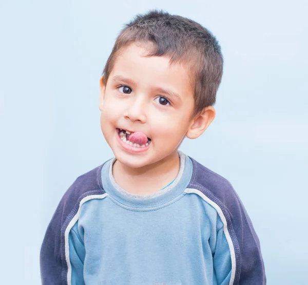 Chico 3 años retorciéndose caras —  Fotos de Stock