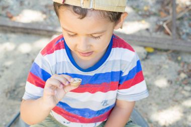 bir salyangoz bahçesinde oynayan çocuk
