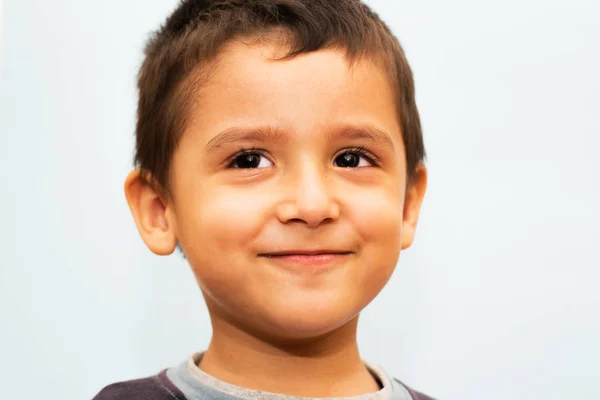 Мальчик 3 лет с унылыми лицами — стоковое фото