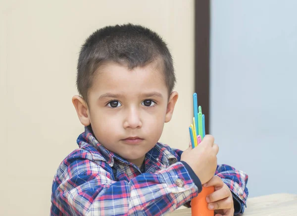 Мальчик 3 года с палками для подсчета — стоковое фото