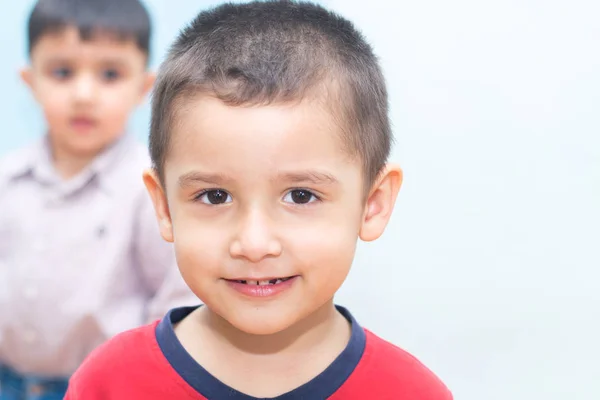 Retrato de un niño sonriente en la habitación —  Fotos de Stock