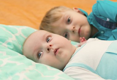 İki kardeş birlikte yatağa yalan