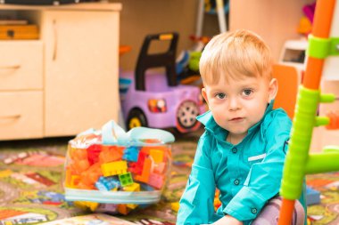 Çocuk oyuncaklarla oynuyor