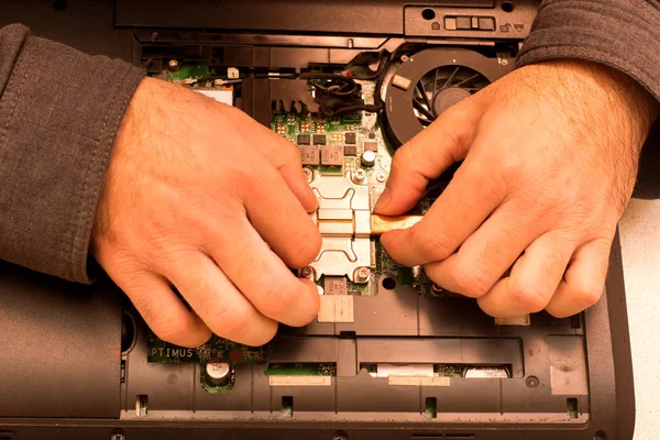 Master laptop reparation — Stockfoto