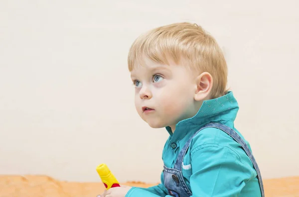 Un niño 3 años bordes miradas —  Fotos de Stock