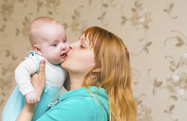 Mamá juega con el bebé — Foto de Stock