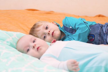 İki kardeş birlikte yatağa yalan