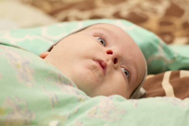 dalgın çocuk yatakta yatıyordu