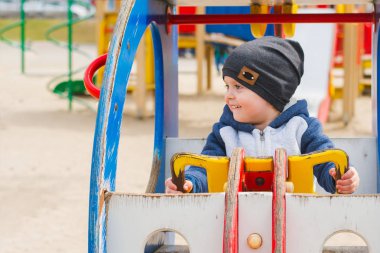 Çocuk parkta bir oyuncak araba