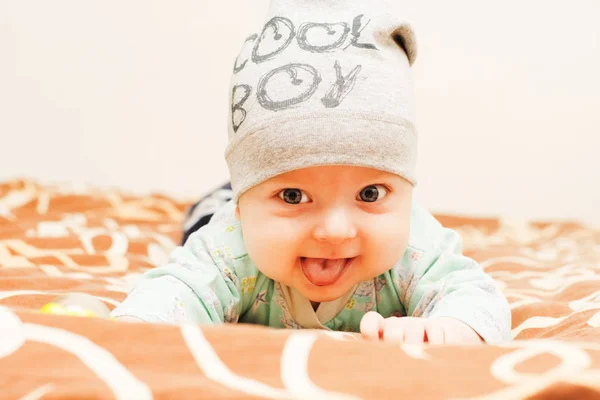4 месяца ребенок показывает язык — стоковое фото