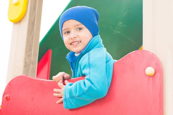 Junge spielt auf dem Spielplatz — Stockfoto