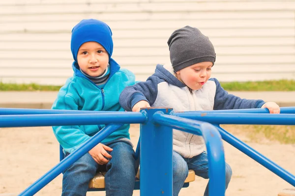 Två pojkar leker tillsammans utomhus — Stockfoto