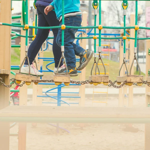Kinder spielen auf dem Spielplatz — Stockfoto