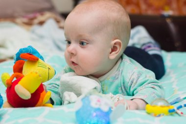 midesi üzerinde bebek yalan