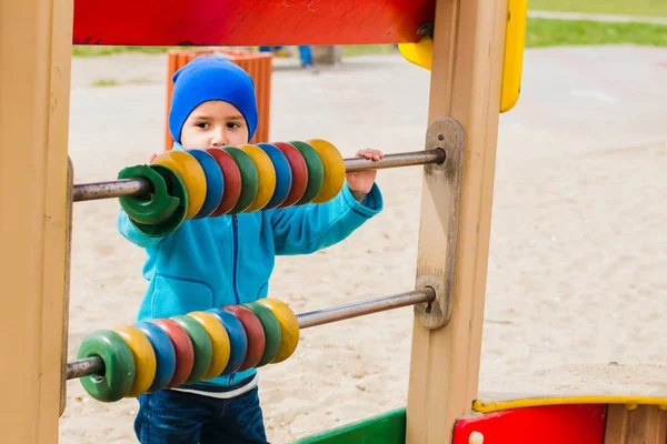 Junge spielt auf dem Spielplatz — Stockfoto