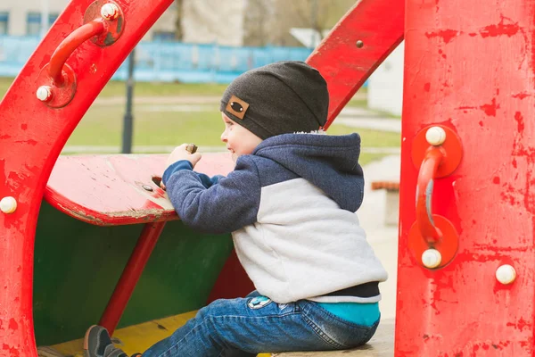 Junge fährt Spielzeugauto auf Spielplatz — Stockfoto