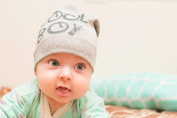 4 meses niño muestra el idioma — Foto de Stock