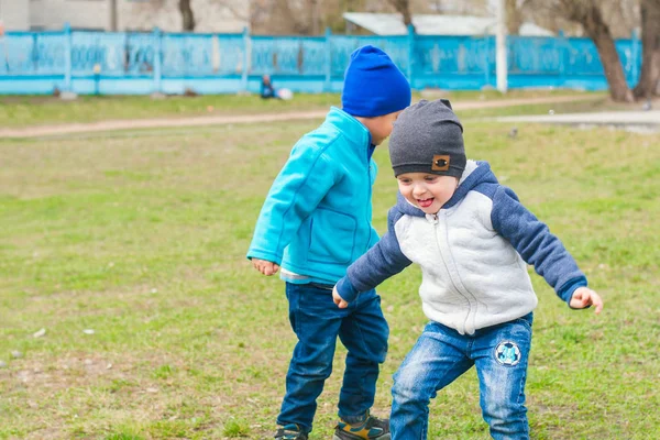 Два мальчика играют вместе на открытом воздухе — стоковое фото