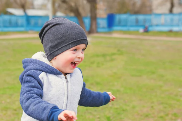 Junge lacht und rennt — Stockfoto