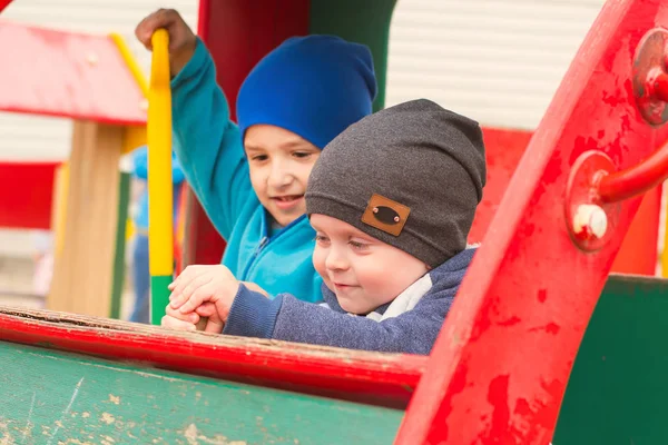 Zwei Jungen, die zusammen im Freien spielen — Stockfoto