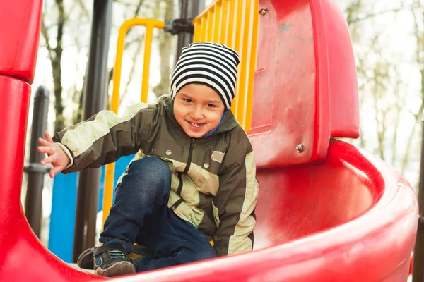 4-jähriger Junge spielt auf dem Spielplatz — Stockfoto