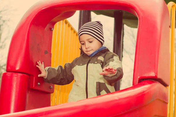 Мальчик 4 года играет на детской площадке — стоковое фото