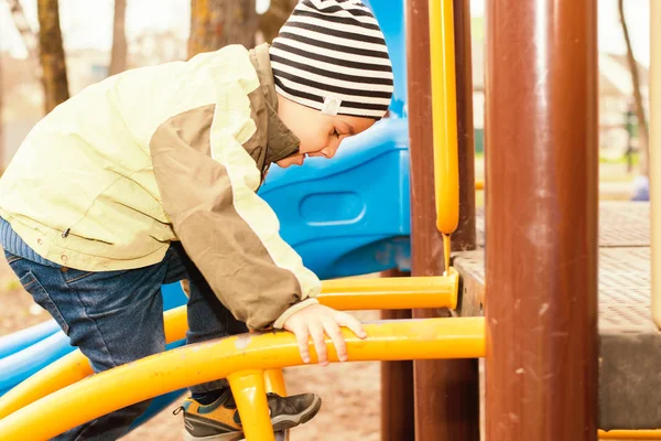 Der Junge spielt auf dem Spielplatz — Stockfoto