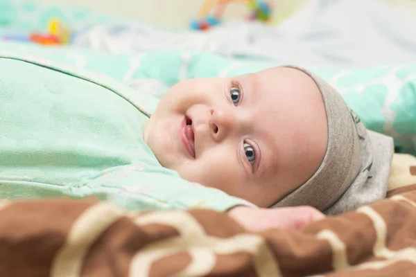 Copil 4 luni zâmbind — Fotografie, imagine de stoc