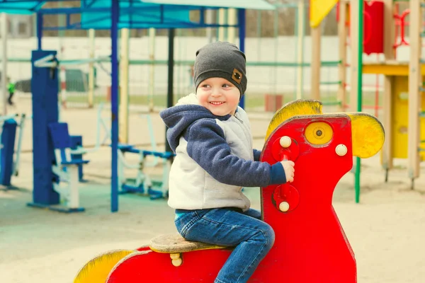 Junge reitet auf Spielzeugpferd — Stockfoto