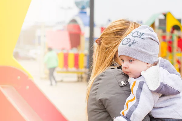 Mutter und Kind auf dem Spielplatz — Stockfoto