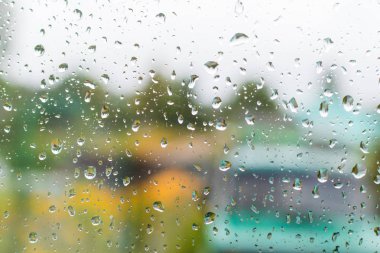 pencere cam yakın çekim üzerinde yağmur damlaları