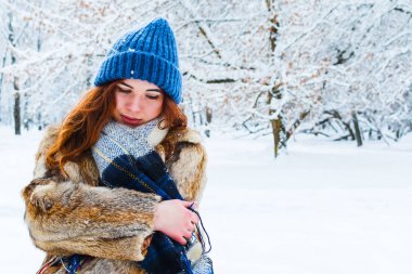 Üzgün genç kadın soğuktan donuyor. Güzel bir g 'nin portresi