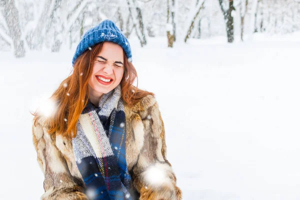 Bela jovem mulher se divertindo na floresta de inverno — Fotografia de Stock